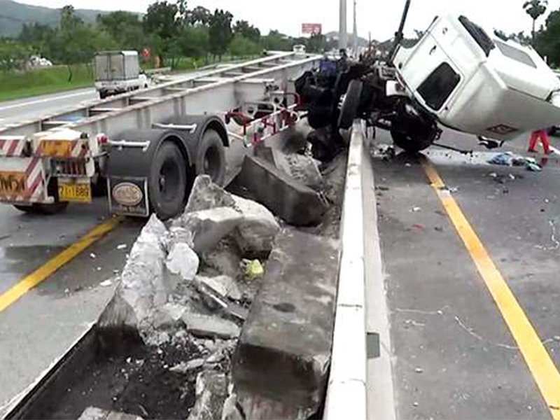 بالفيديو: غفوة سائق تتسبب في موته بحادث مروع!